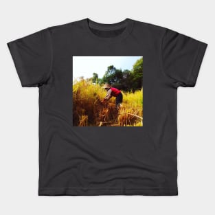 harvesting rice on the fields Kids T-Shirt